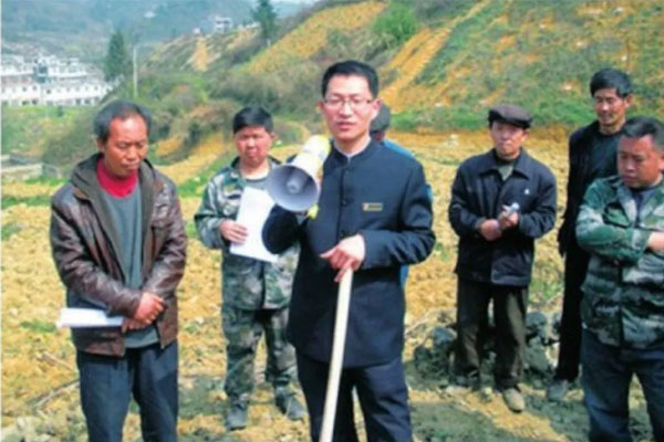 2003网站太阳集团中药材莳植专家王玉龙